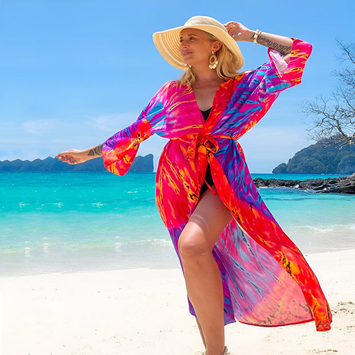 Femme sur la plage portant un kimono coloré et un chapeau. Kimonos d'été pour femme. Kimono de plage coloré. Vêtements de plage à la mode.