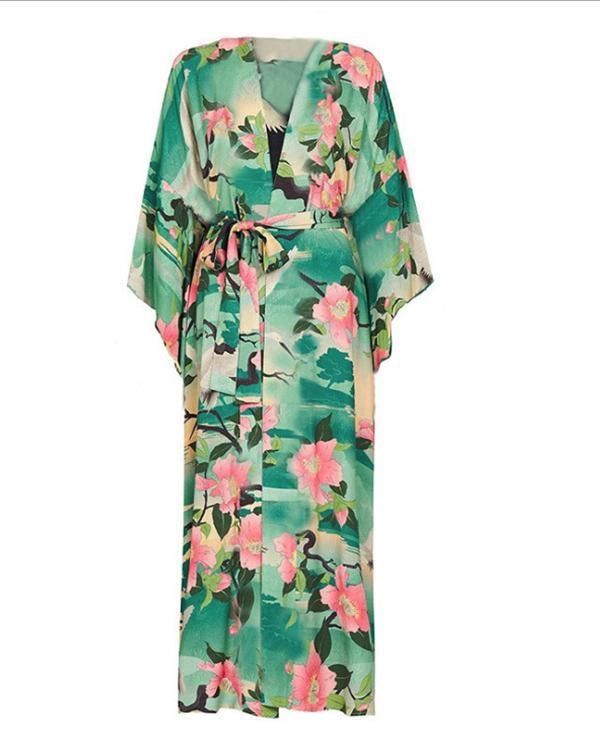 Kimono fleuri vert et rose, noué à la taille. Vêtement d'intérieur ou de plage, style japonais. Disponible dans notre boutique de kimonos en ligne.
