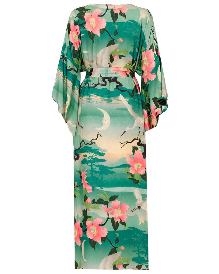 Kimono long vert à motifs floraux roses et grues blanches, vue de dos. Vêtement d'intérieur élégant et confortable.