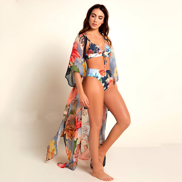 Femme portant un kimono floral long et un maillot de bain assorti. Kimonos fleuris tendance pour femmes. Vêtements de plage chics et confortables. Collection de kimonos à motifs floraux.