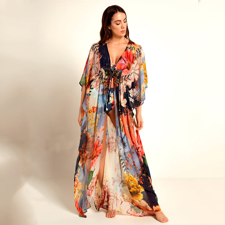 Femme portant un kimono long et fleuri, idéal pour la plage ou un style bohème chic. Découvrez notre collection de kimonos uniques et colorés.