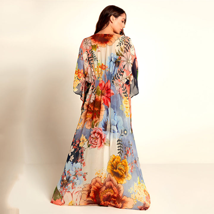 Femme portant un kimono long à motif floral coloré. Kimono de notre collection.