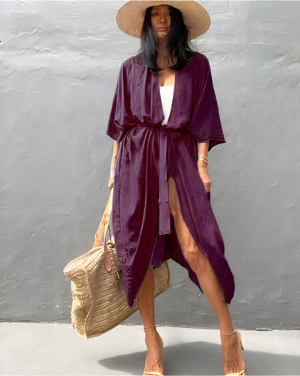 Femme portant un kimono violet avec chapeau de paille et sac. Kimonos à la mode à acheter en ligne.