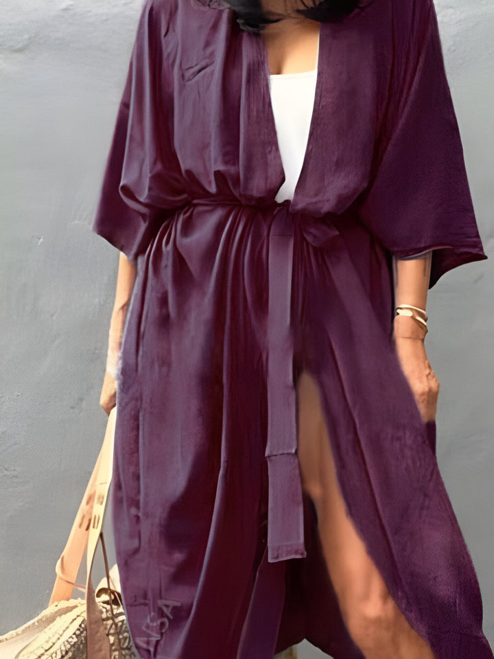 Kimono long bordeaux avec ceinture, porté par une femme. Vêtements de détente élégants, idéal pour toutes les saisons. Collection de kimonos à découvrir.