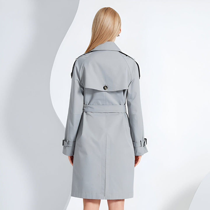 Vue arrière d'un kimono trench gris ceinturé, style contemporain. Vêtements d'extérieur élégants de notre collection kimono.