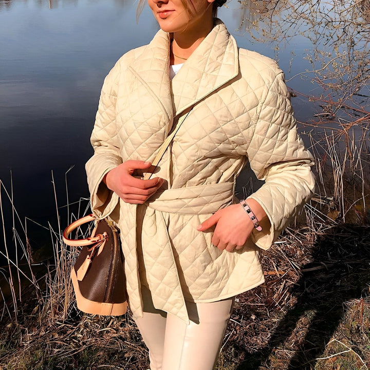 Femme portant un kimono matelassé beige avec ceinture, style décontracté. Kimonos tendance disponibles.