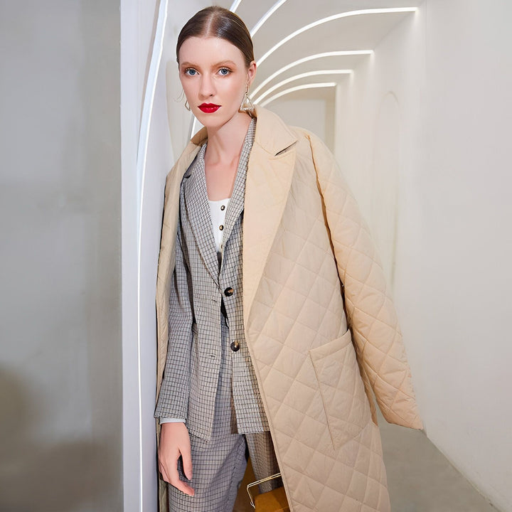 Femme portant un kimono beige matelassé et un tailleur à carreaux. Vêtements traditionnels japonais revisités avec une touche moderne. Découvrez notre collection de kimonos uniques en ligne.