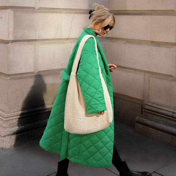 Femme portant un kimono vert matelassé et un sac beige. Mode kimono élégante. Découvrez notre collection de kimonos uniques.