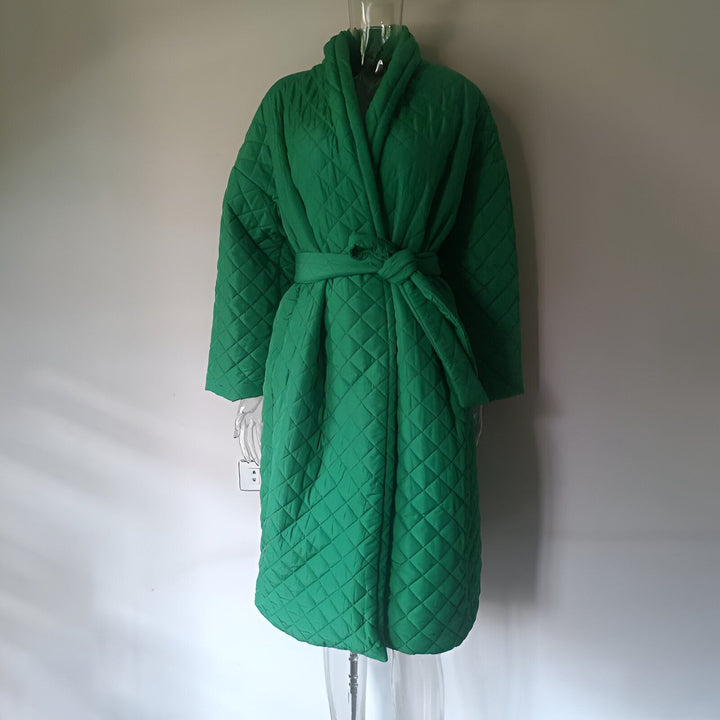 Kimono matelassé vert avec ceinture nouée, présenté sur un mannequin. Élégance et confort pour votre intérieur. Découvrez notre collection de kimonos uniques.