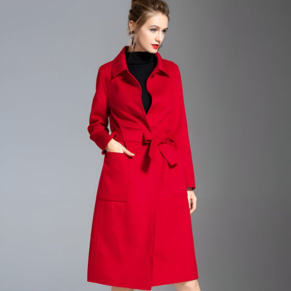 Femme portant un kimono rouge élégant. Vêtements de style kimono à la mode. Découvrez notre collection de kimonos uniques.