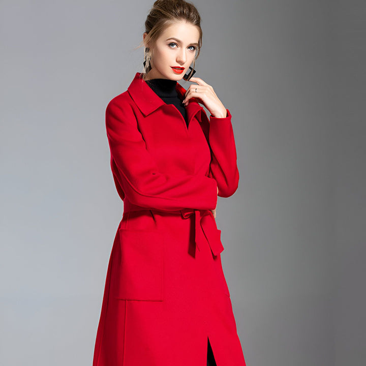 Femme portant un kimono rouge élégant. Notre collection de kimonos propose des pièces uniques et raffinées. Découvrez ce kimono rouge tendance et bien d'autres modèles dans notre boutique. Kimono rouge pour femme, style mode.