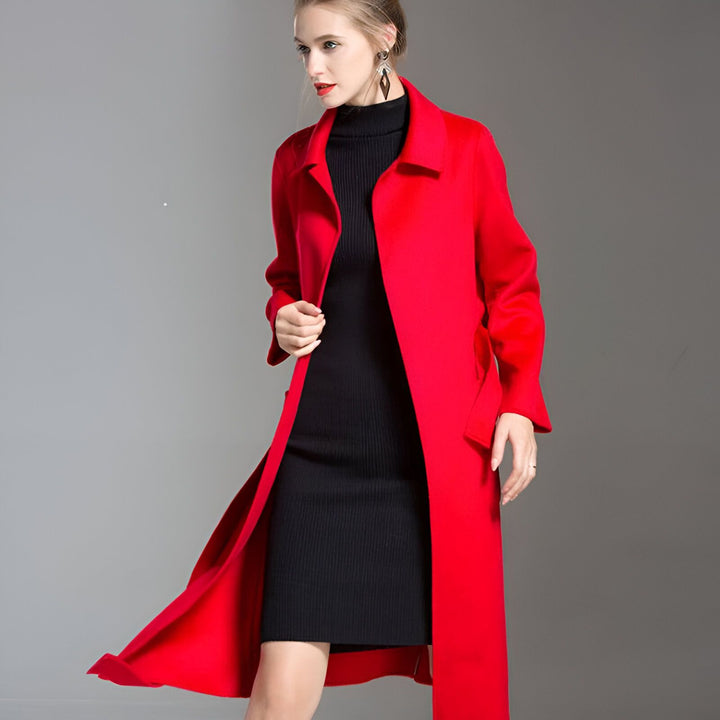 Femme portant un kimono rouge long et élégant, collection kimono automne-hiver.