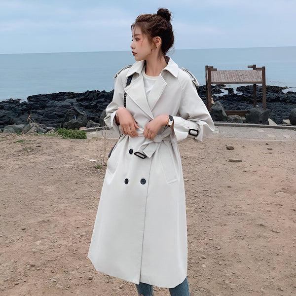 Femme en kimono beige sur une plage. Vente de kimonos en ligne. Kimono élégant pour toutes occasions. Découvrez notre collection de kimonos uniques.