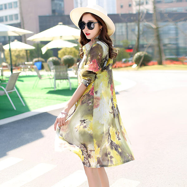 Femme portant un kimono long à motifs floraux, chapeau et lunettes de soleil. Vêtements de style japonais pour femmes. Collection de kimonos tendances.