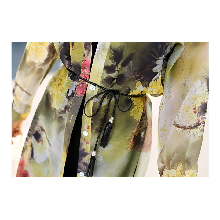 Détail d'un kimono fleuri à motifs de pivoines, ceinturé à la taille par une cordelette noire tressée ornée de pompons. Vêtement léger et élégant, idéal pour la saison chaude. Kimonos de qualité à motifs floraux.