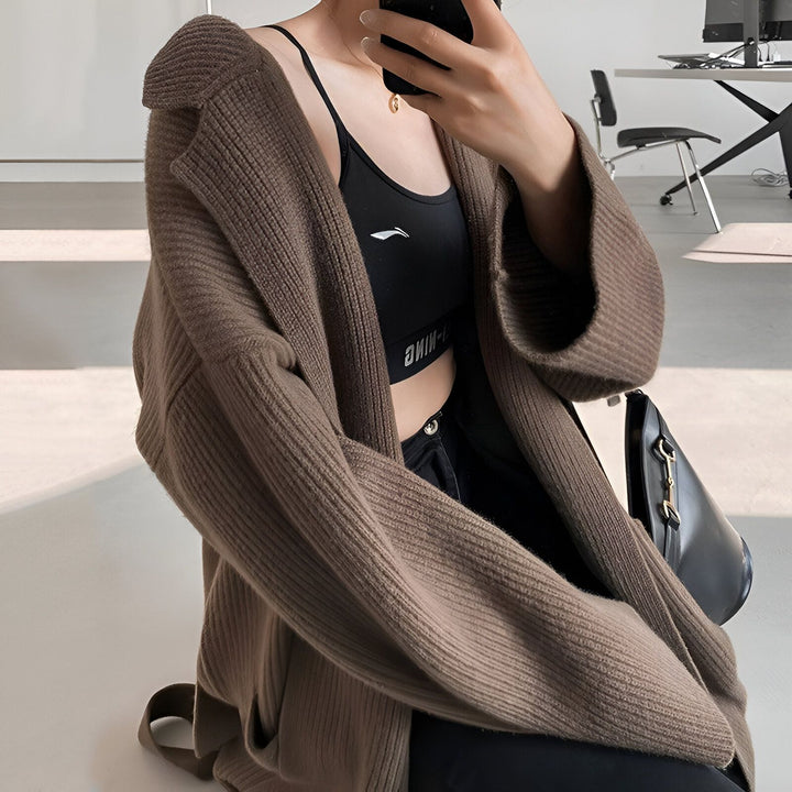 Femme portant un kimono en tricot marron. Cardigan long et décontracté, idéal pour superposer. Découvrez notre collection de kimonos tendance!