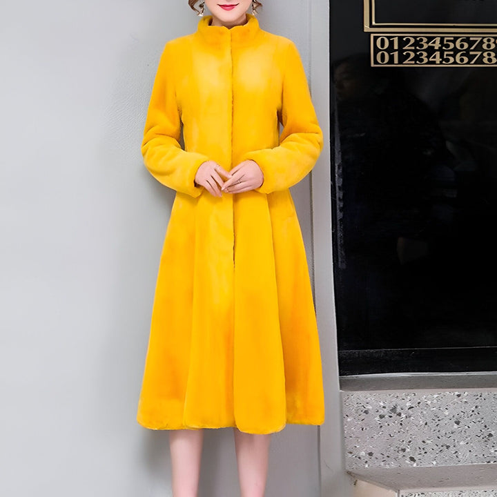 Femme portant un manteau kimono jaune élégant. Mode kimono moderne, vêtement d'extérieur tendance, disponible dans notre boutique.