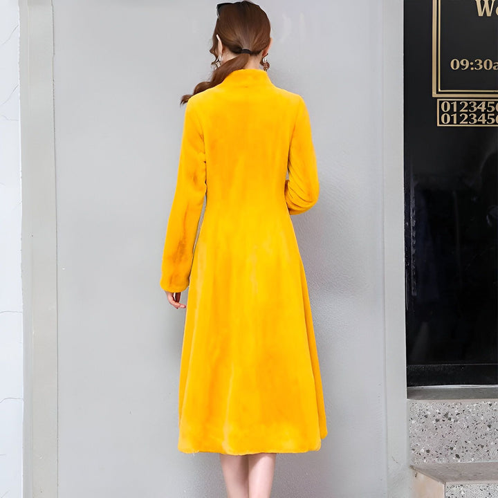 Femme portant un kimono long jaune moutarde. Vue arrière d'une robe de style kimono. Vêtements japonais pour femmes. Kimonos modernes de haute qualité à vendre.