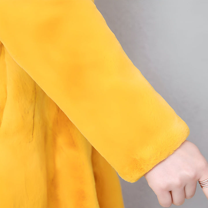 Manche de kimono jaune en fausse fourrure douce. Idéal pour un look tendance et confortable. Découvrez notre collection de kimonos uniques.