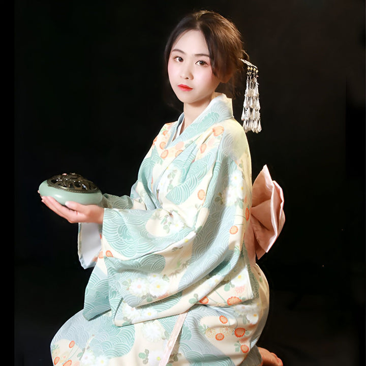 Femme asiatique en kimono traditionnel, tenant un brûleur d'encens. Vente de kimonos de qualité.