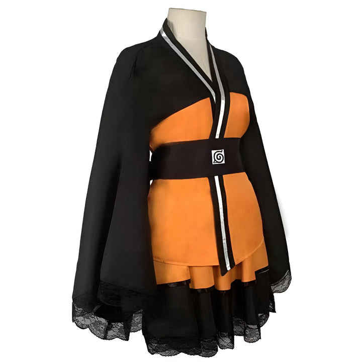 Kimono cosplay inspiré d'un personnage d'animé. Vêtement noir et orange avec des détails blancs et une ceinture noire. Costume disponible sur notre boutique.