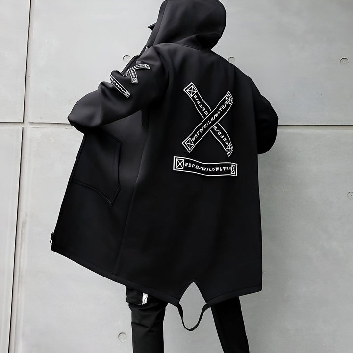 Kimono noir moderne avec capuche et motifs graphiques blancs. Vêtement d'extérieur tendance de style japonais.