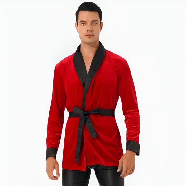 Homme portant un kimono rouge en velours avec ceinture noire. Élégant vêtement d'intérieur, parfait comme peignoir ou robe de chambre. Découvrez notre collection de kimonos pour hommes.