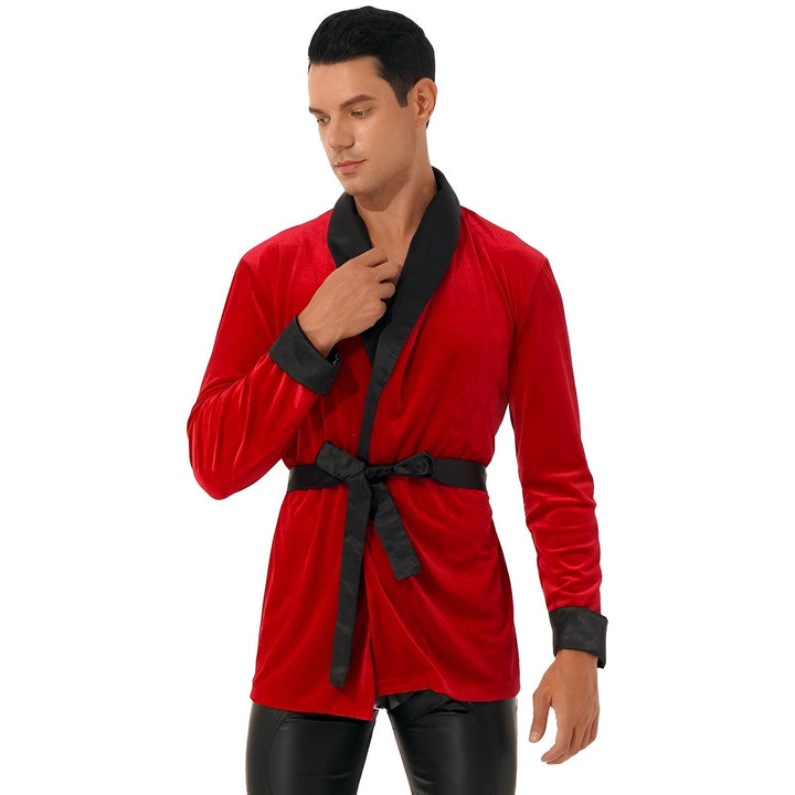 Homme portant un kimono rouge en velours avec une ceinture noire. Vêtement d'intérieur élégant, idéal pour la détente. Découvrez notre collection de kimonos.