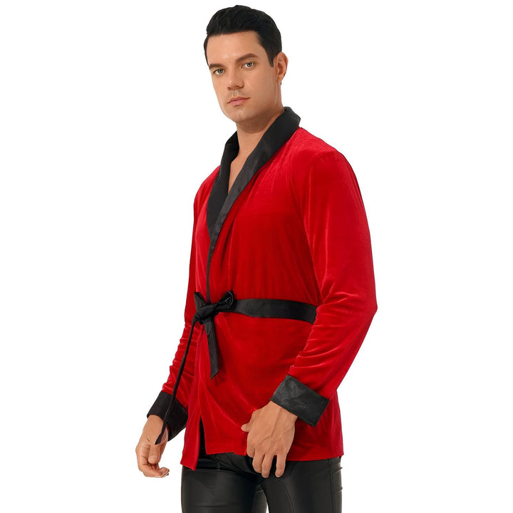 Homme portant un kimono rouge en velours avec ceinture noire. Kimonos pour hommes à vendre. Élégance et confort.