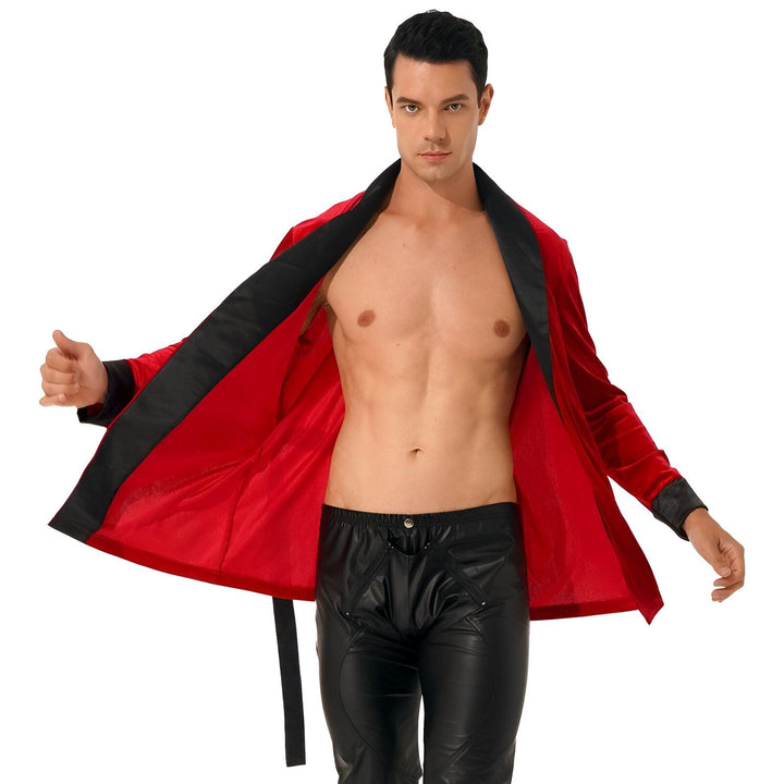 Homme torse nu portant un kimono rouge et noir. Vêtements de nuit masculins de notre collection. Peignoir élégant et confortable.