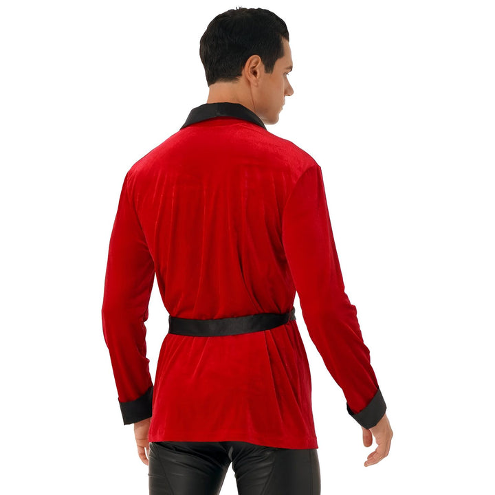 Homme portant un kimono rouge en velours avec ceinture noire. Kimonos de qualité à découvrir.