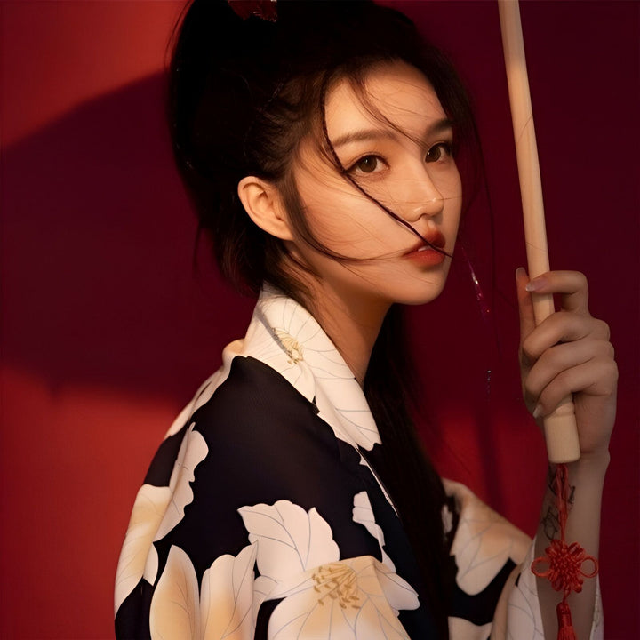 Femme portant un kimono fleuri noir et blanc. Vêtements traditionnels japonais à vendre. Style kimono moderne et élégant. Idée cadeau kimono.