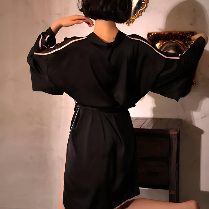 Kimono noir avec rayures roses, parfait pour la détente. Découvrez notre collection de kimonos élégants.