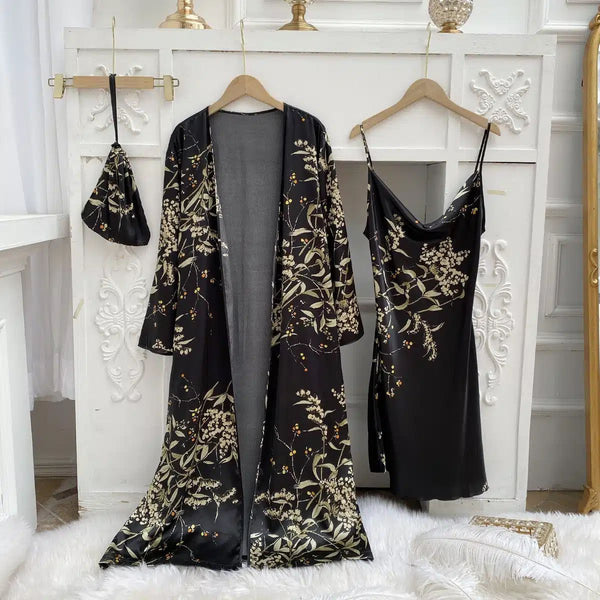 Ensemble kimono noir fleuri avec une robe de nuit assortie et un petit sac suspendu. Vêtements de nuit élégants et confortables. Collection de kimonos.