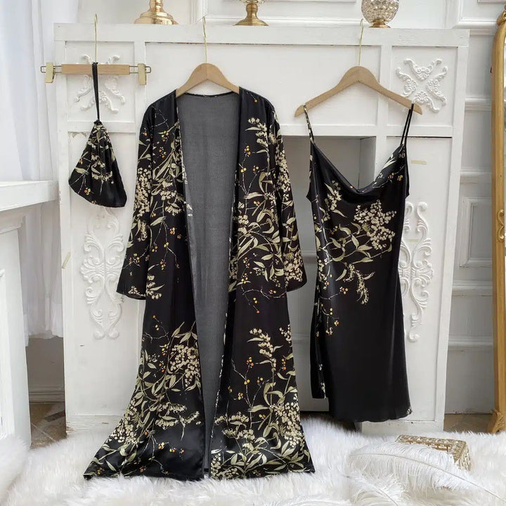 Ensemble kimono noir fleuri avec une robe de nuit assortie et un petit sac suspendu. Vêtements de nuit élégants et confortables. Collection de kimonos.