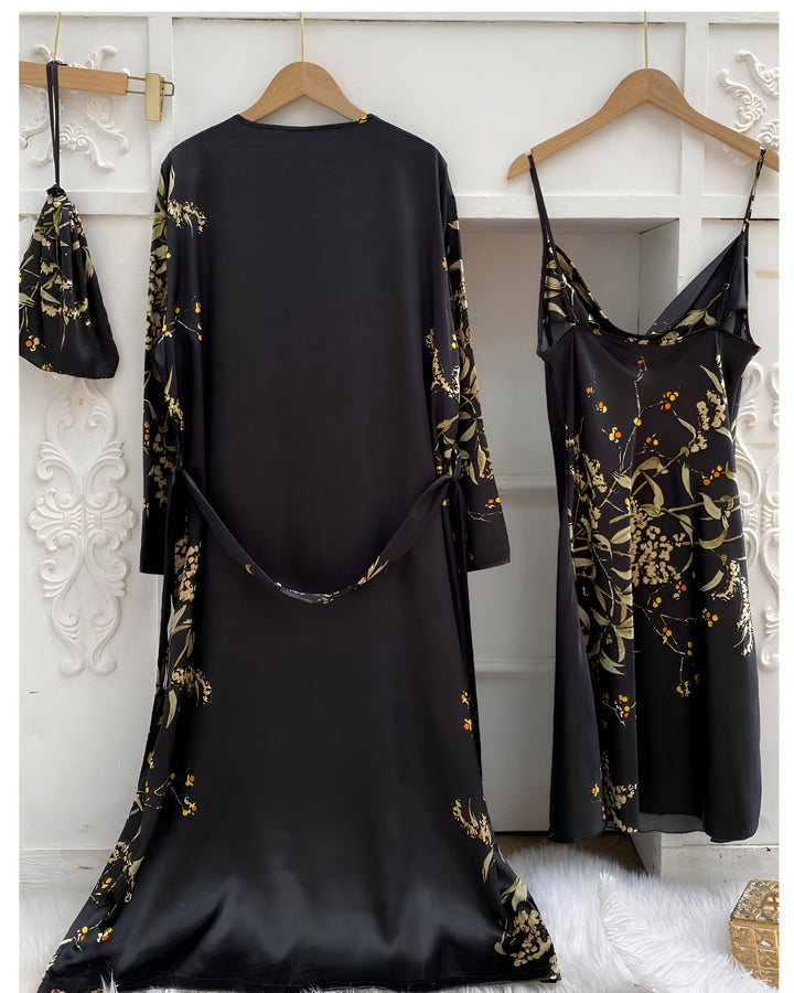 Ensemble kimono noir fleuri pour femme : peignoir, nuisette et pochon assorti. Vêtements d'intérieur élégants et confortables, parfait pour se détendre. Collection de kimonos de notre boutique en ligne.