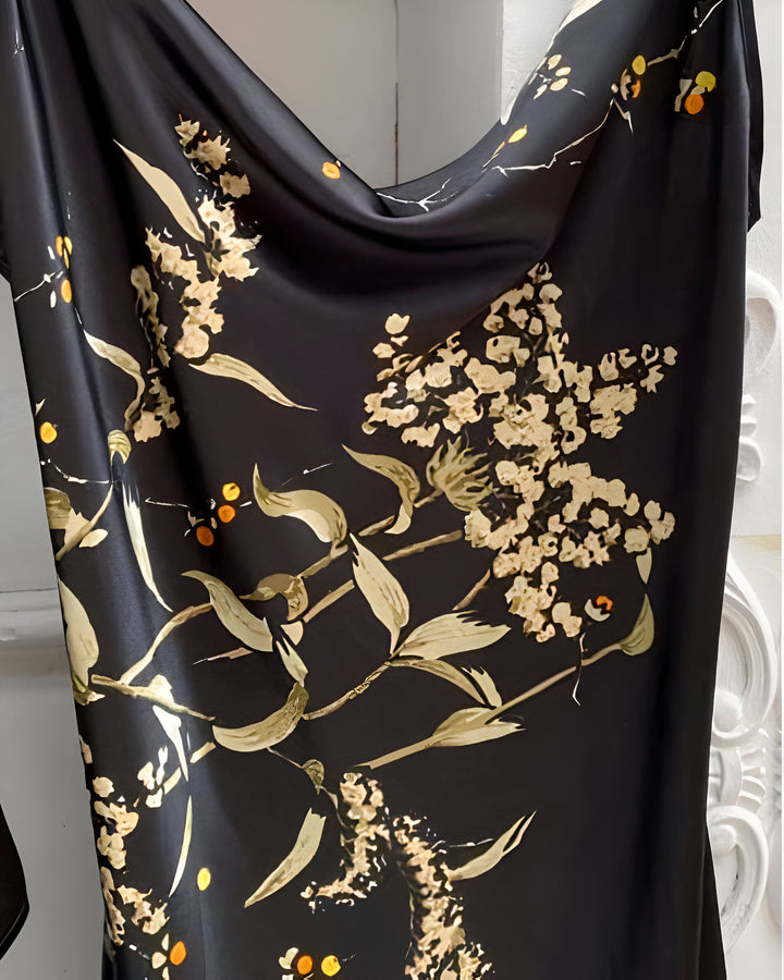 Kimono noir avec motif floral doré et détails orange. Vêtement de style japonais élégant et tendance. Idéal pour un look sophistiqué. Découvrez notre collection de kimonos uniques.