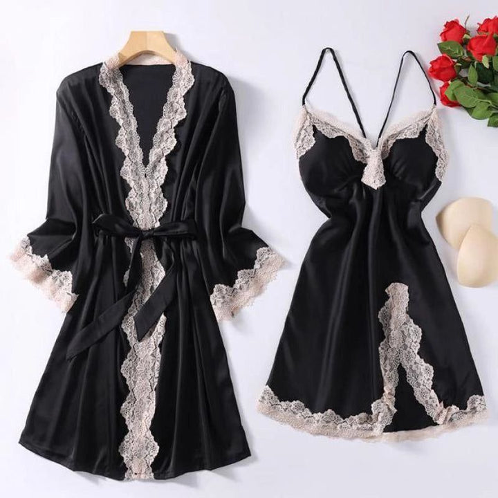 Ensemble kimono noir en satin avec dentelle, comprenant une robe de chambre et une nuisette. Vêtements de nuit élégants pour femmes.