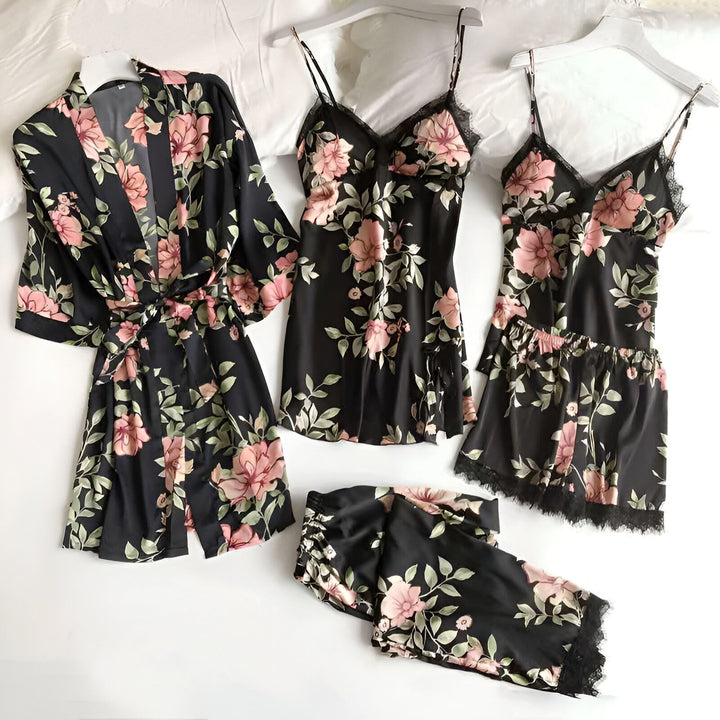Ensemble kimono en soie noire à motifs floraux roses. Idéal comme vêtement de nuit, peignoir, pyjama. Confort et élégance. Parfait pour un cadeau ou pour se faire plaisir. Disponible sur notre boutique de kimonos.