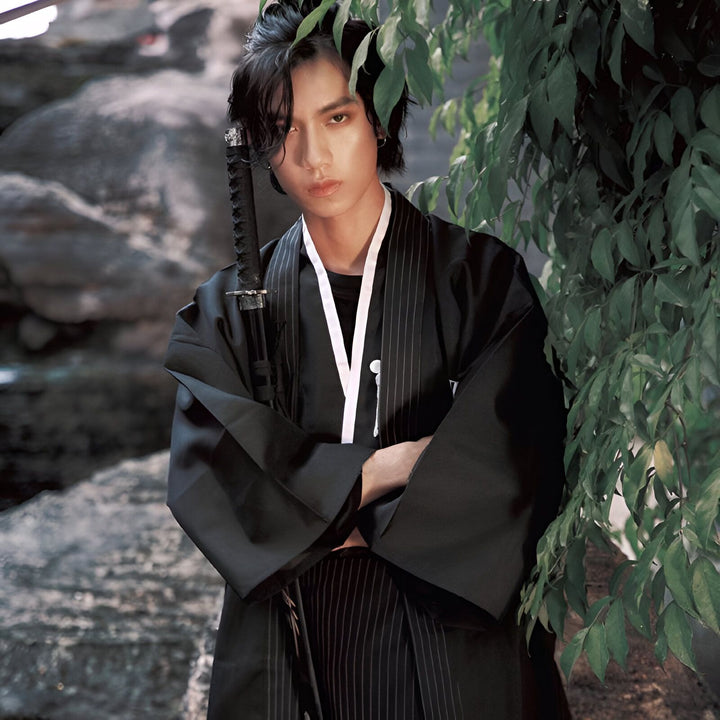 Homme portant un kimono noir traditionnel avec un katana. Kimonos authentiques à vendre.
