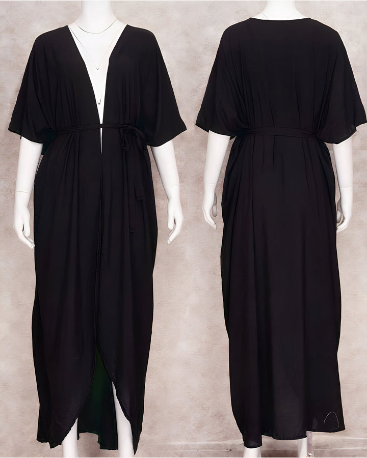 Kimono noir sur mannequin, vue avant et arrière. Longueur au sol, manches larges, en viscose douce avec ceinture à nouer. Vêtement élégant et confortable. Idéal pour la détente ou une tenue décontractée chic.