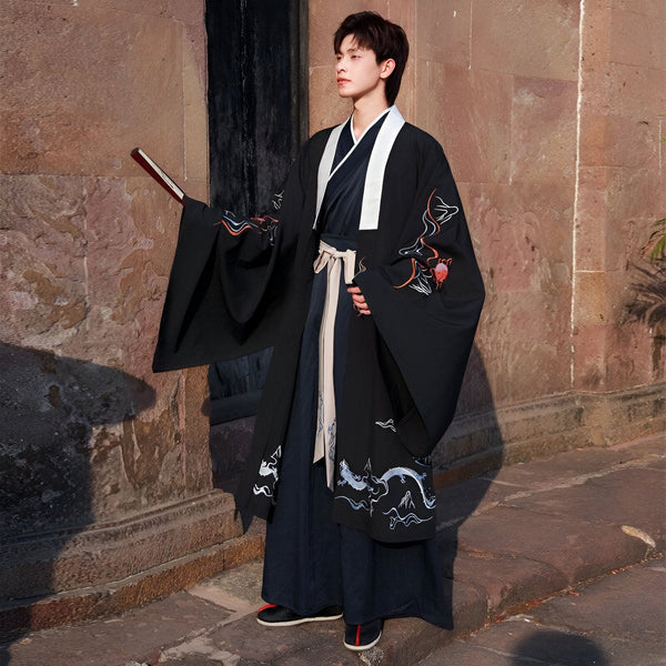 Homme portant un kimono noir brodé de dragons et de motifs floraux, avec ceinture blanche. Collection de kimonos traditionnels japonais en vente.