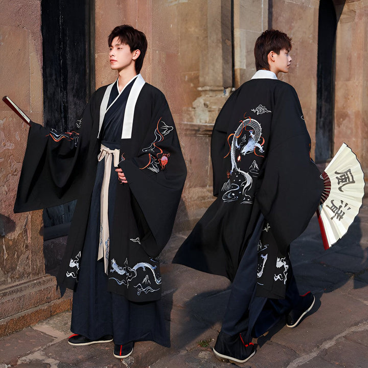Deux hommes portant des kimonos noirs ornés de dragons brodés. Kimonos traditionnels japonais à vendre, manches larges et motifs détaillés. Vêtements de style asiatique.