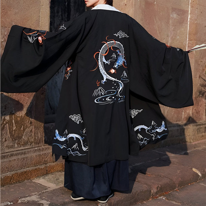 Kimono noir avec motif de dragon brodé. Vêtement traditionnel japonais. Achetez votre kimono en ligne.
