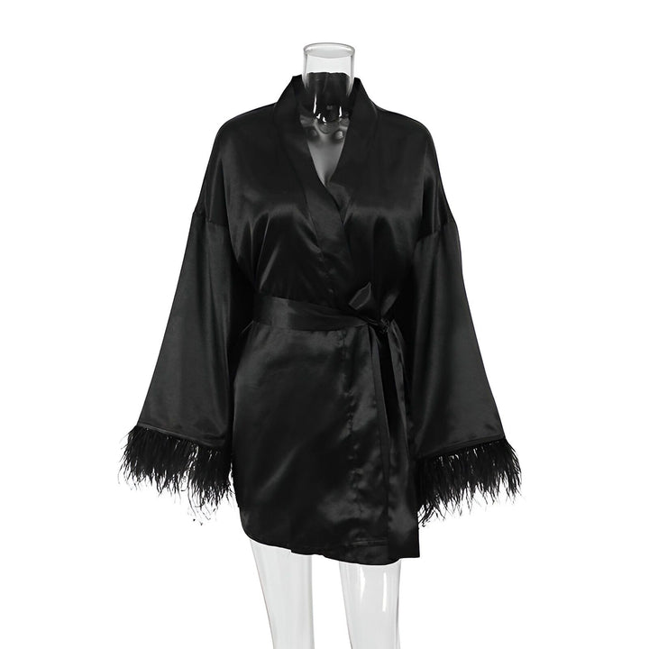 Kimono noir en satin avec plumes aux manches. Vêtements d'intérieur élégants pour femme. Découvrez notre collection de kimonos luxueux.