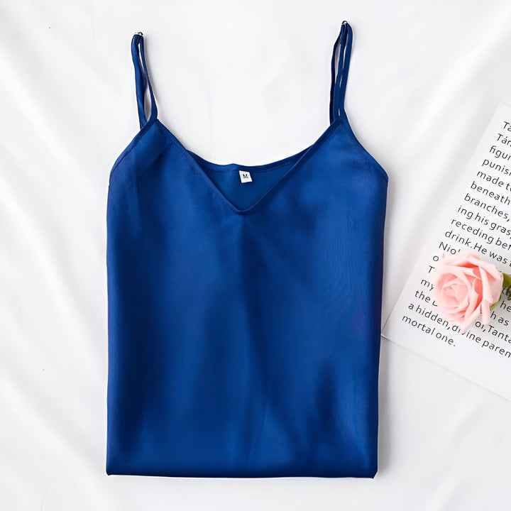 Débardeur bleu en satin avec fines bretelles, idéal sous un kimono léger. Doux et confortable, parfait pour la superposition. Découvrez notre collection de sous-vêtements et kimonos.