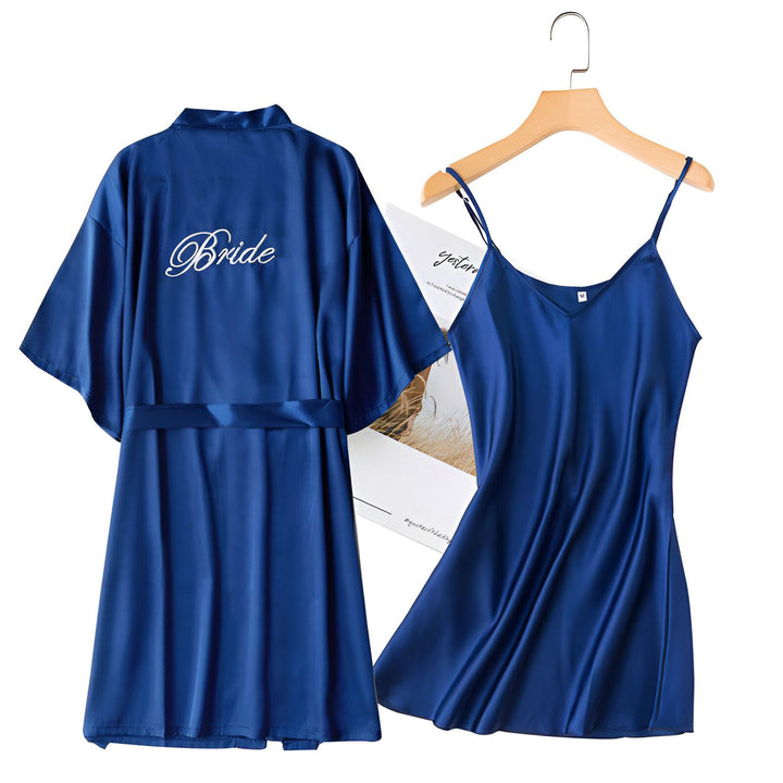 Peignoir bleu "Bride" et nuisette assortie. Kimonos pour mariées et demoiselles d'honneur. Robes de chambre en satin pour femmes, parfaites pour la préparation du mariage. Collection de kimonos élégants.