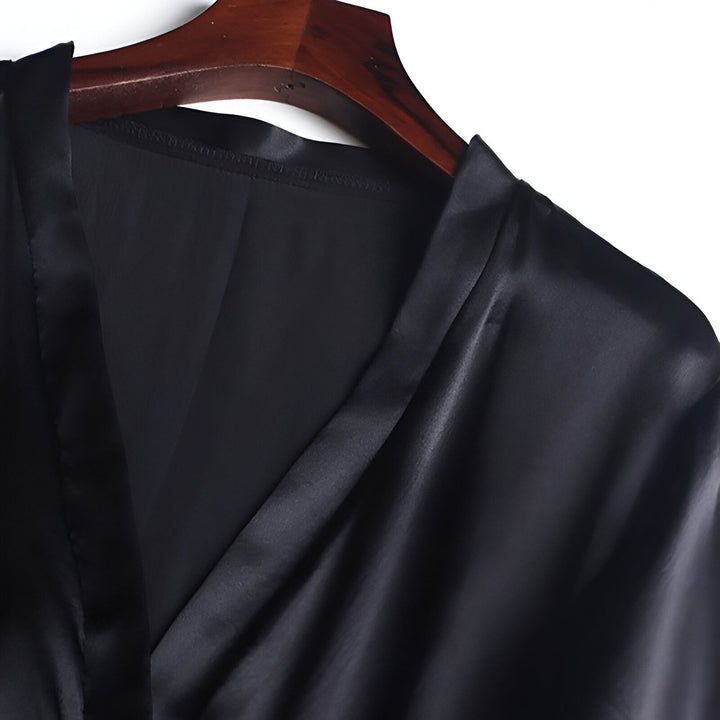 Kimono noir en soie sur un cintre. Vêtements japonais élégants et confortables. Découvrez notre collection de kimonos en ligne.