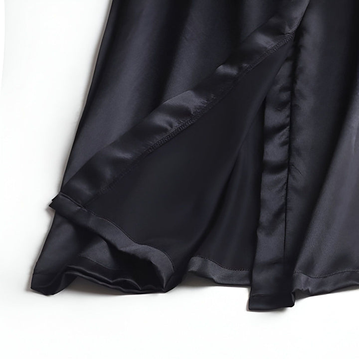 Détail d'un kimono noir en soie avec une fente. Vêtements de nuit élégants et confortables. Notre collection de kimonos de luxe.