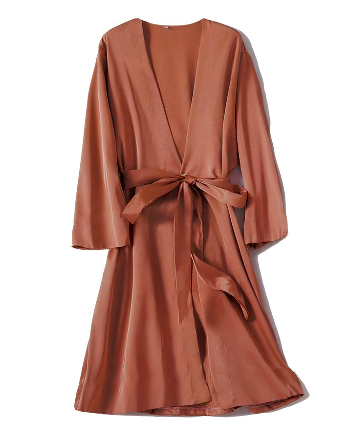 Kimono élégant couleur terre cuite avec ceinture à nouer. Vêtements japonais traditionnels et modernes. Découvrez notre collection de kimonos.